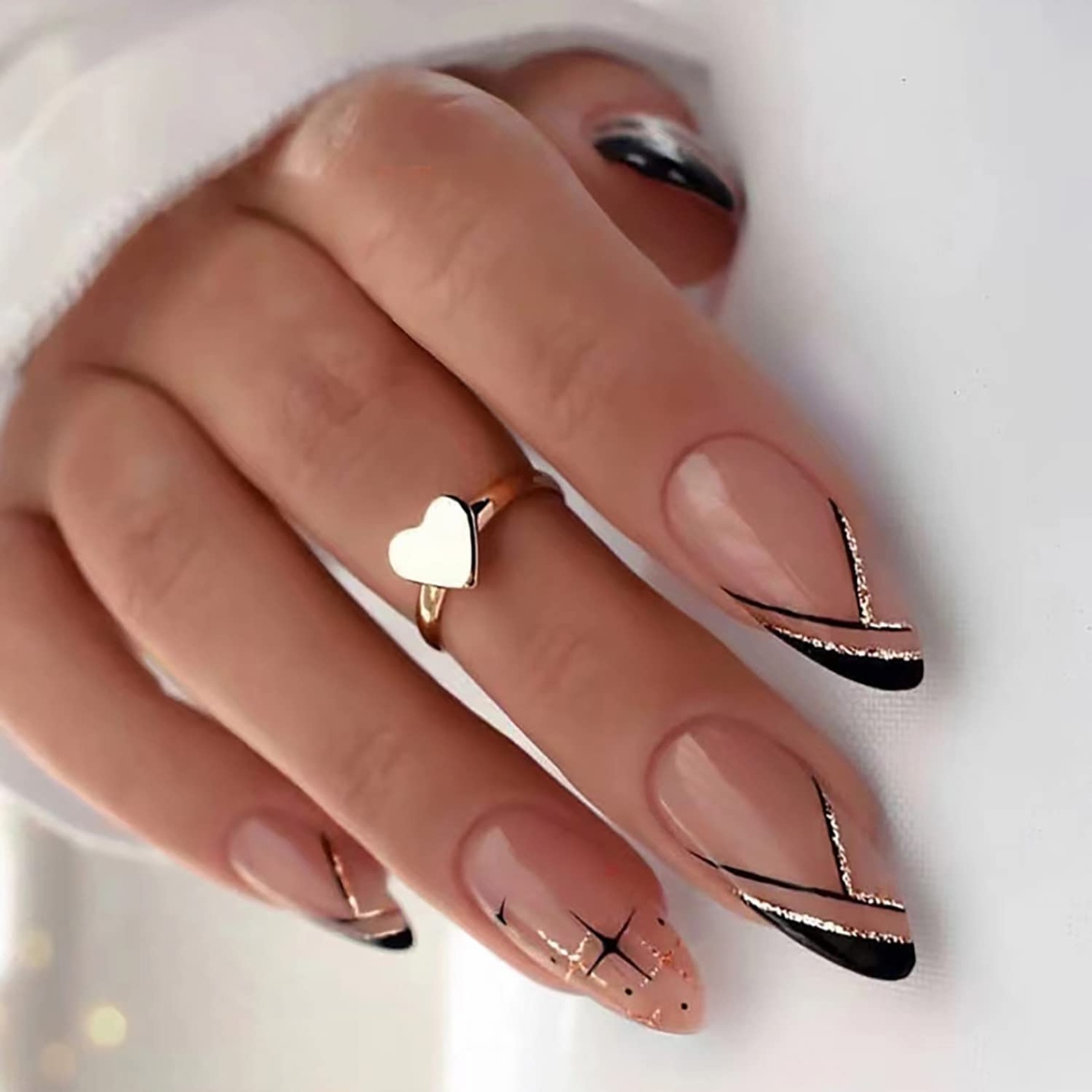 almond french nails design Bulan 5 m.media-amazon.com/images/I/lkMIUqKlL